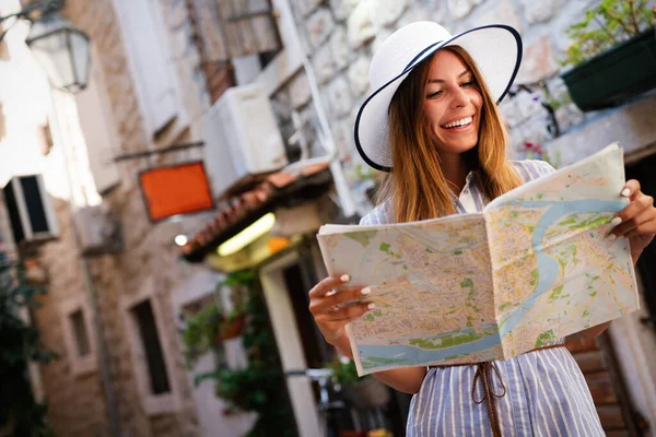 Joven Mujer Feliz Turista Con Mapa Busca Una Manera Vacaciones — Foto de Stock