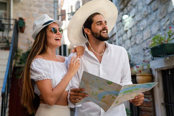 Gelukkig Toeristen Paar Sightseeing Stad Met Kaart Tijdens Zomervakantie — Stockfoto