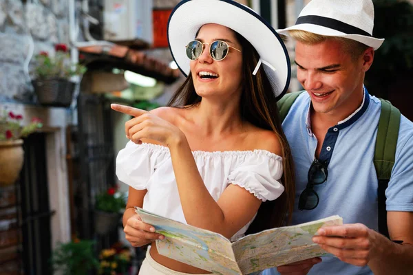 Summer Holiday Dating Tourism Concept Smiling Couple Map Enjoying Travel — Stock Photo, Image