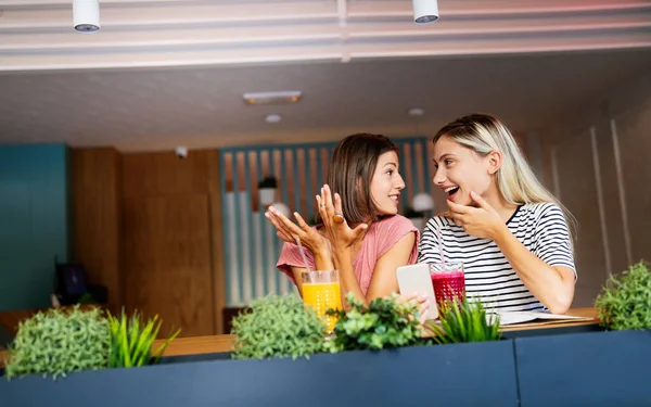 Glückliche Junge Schöne Freundinnen Die Zusammen Spaß Haben — Stockfoto