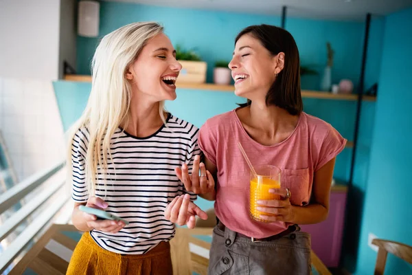 Giovani Amiche Che Navigano Internet Divertono Insieme — Foto Stock