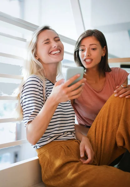 Jóvenes Amigas Hablando Divirtiéndose Juntas —  Fotos de Stock