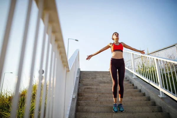 Gelukkige Jonge Mooie Fitte Vrouw Die Buiten Traint Gezond Leven — Stockfoto