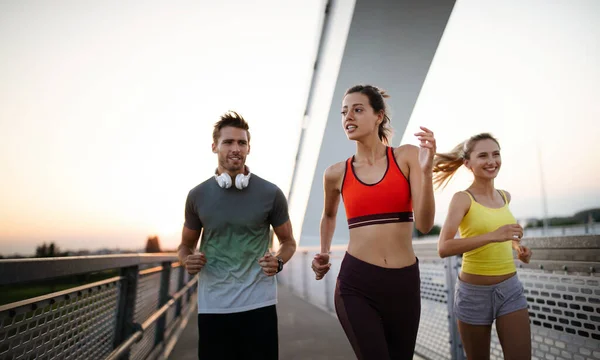 Amigos Fitness Deporte Entrenamiento Juntos Aire Libre Vida Activa Saludable —  Fotos de Stock