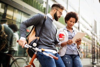 Mutlu iş adamları, öğrenciler eğleniyor, gülümsüyor, şehirde konuşuyorlar.