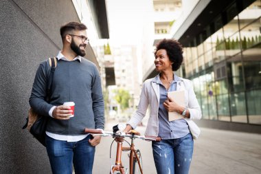 İş adamları şehirde dijital tablet kullanarak kahve molası veriyorlar.