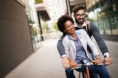 Bisikletli mutlu genç çift. Aşk, ilişki, insanlar, özgürlük kavramı.