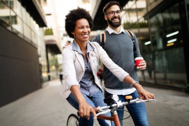 Mutlu iş adamları dışarıda yürürken tartışıyor ve gülümsüyor.