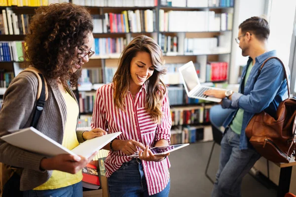 People Knowledge Education Study School Concept Group Happy Students Reading — Stock Photo, Image