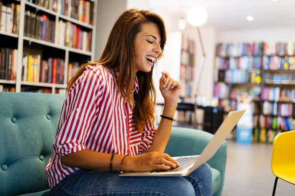 Mujer Joven Recibiendo Buenas Noticias Tableta — Foto de Stock