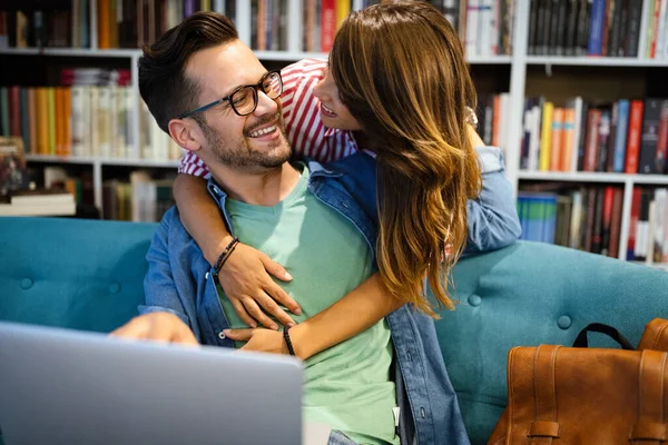 Studenti Che Studiano Insieme Biblioteca Coppia Studio Tecnologia Educazione Concetto — Foto Stock