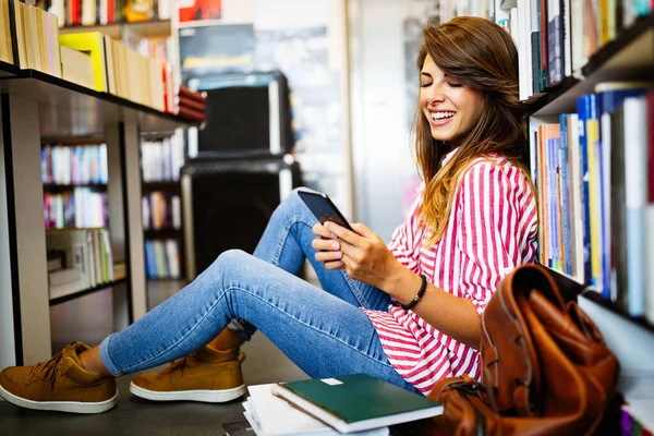 Glückliche Studentin Telefoniert Statt Bibliothek Lernen — Stockfoto