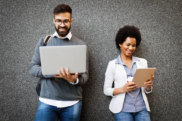 Gens Affaires Heureux Utilisant Des Gadgets Dispositifs Technologiques Près Mur — Photo