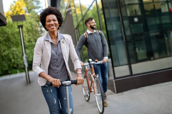 Happy Eco Business Mensen Gaan Werken Met Fiets Elektrische Scooter — Stockfoto