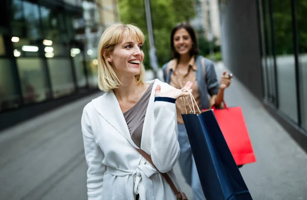 Gruppe Glücklicher Junger Freundinnen Die Spaß Haben Einkaufen Reisen — Stockfoto