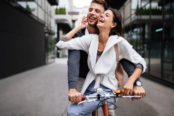 Güzel Mutlu Aşık Genç Bir Çift Şehirde Bisiklet Sürüyor Eğleniyor — Stok fotoğraf
