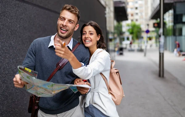 Vacaciones Citas Concepto Turismo Sonriendo Hermosa Pareja Enamorada Mapa Ciudad — Foto de Stock