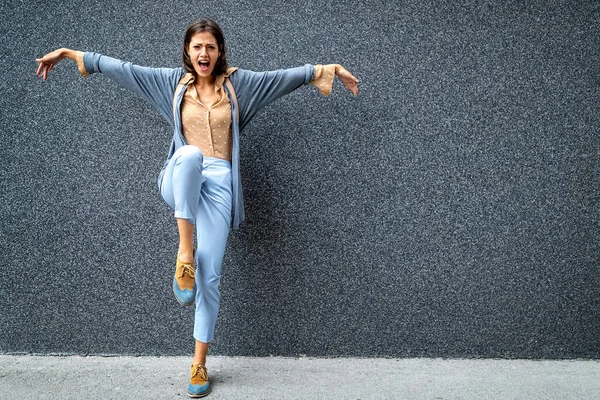 Dışarıda poz verirken heyecanlanan genç ve güzel bir kadının enerjik taze portresi.