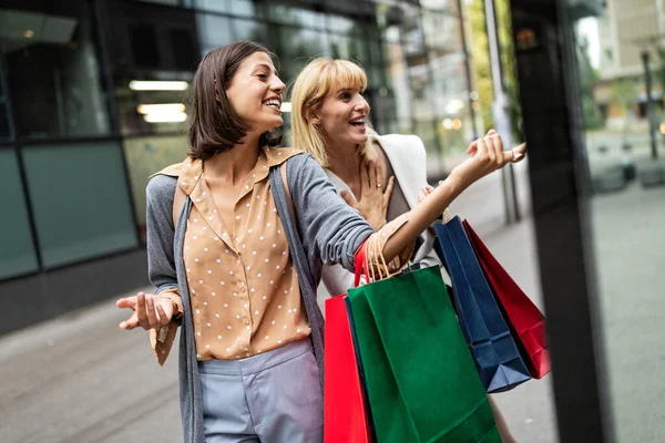 Hermosas Chicas Felices Con Bolsas Compras Caminando Por Calle Centro — Foto de Stock