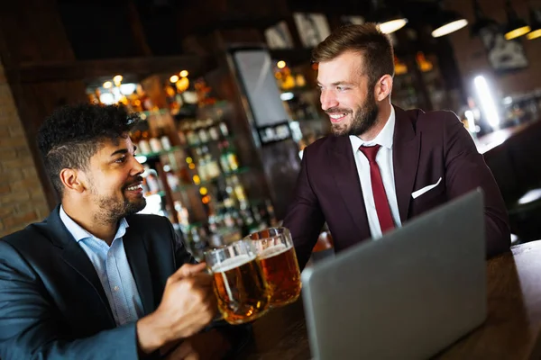 Gruppo Uomini Affari Felici Che Bevono Birra Pub Divertono — Foto Stock