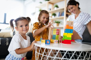 Mutlu genç aile evde eğleniyor.