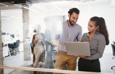 Ofiste çalışan iş adamları. Takım çalışması başarı iş yeri kavramını karşıladı.