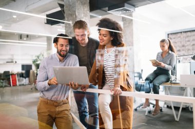 Yazılım mühendisleri şirkette proje ve programlama üzerinde çalışan insanlar