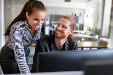 Bir yazılım geliştirme şirketinde çalışan programcılar