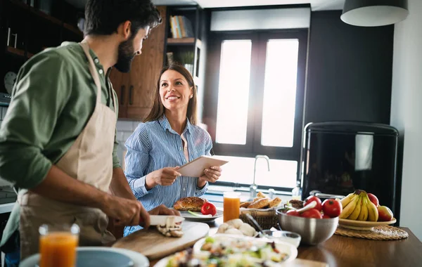 Feliz Jovem Casal Cozinhar Juntos Sua Cozinha — Fotografia de Stock