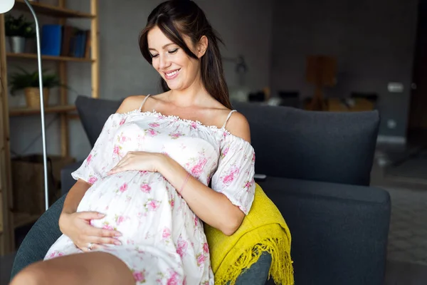 행복하고 아름다운 임산부가 아기를 기다리고 있습니다 — 스톡 사진