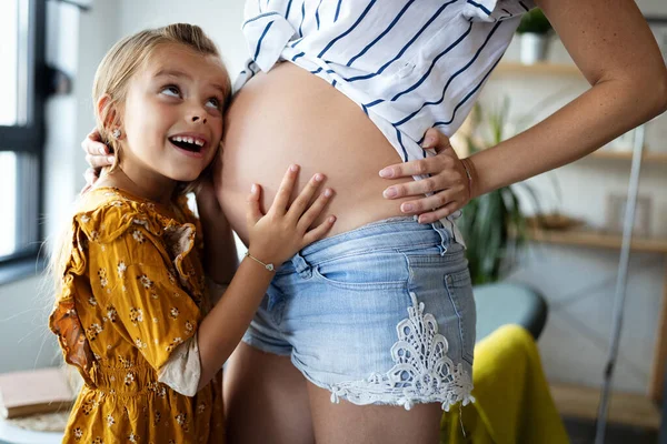 Gelukkige Familie Mooie Zwangere Moeder Met Schattig Kind — Stockfoto