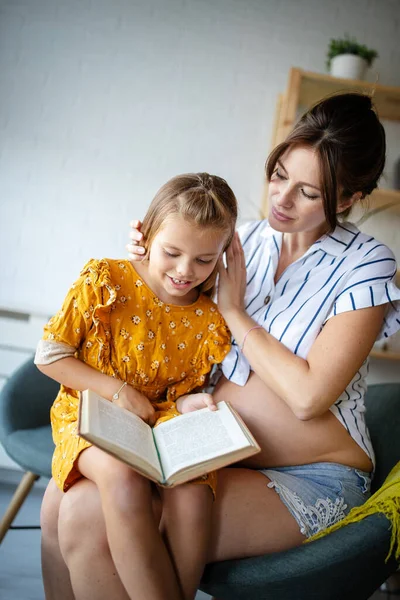 Flickan Och Hennes Gravida Mamma Läser Bok Tillsammans Lycklig Familjetid — Stockfoto