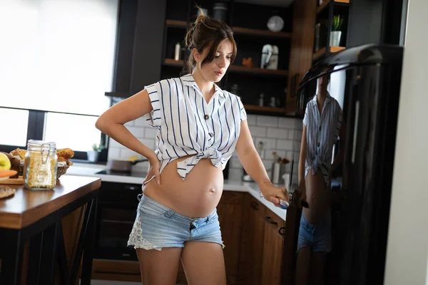 Mladý Krásný Hladový Těhotná Žena Hledá Jídlo Chladničce — Stock fotografie