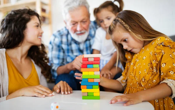 Mutlu Neşeli Bir Aile Evde Oynuyor Birlikte Eğleniyor — Stok fotoğraf