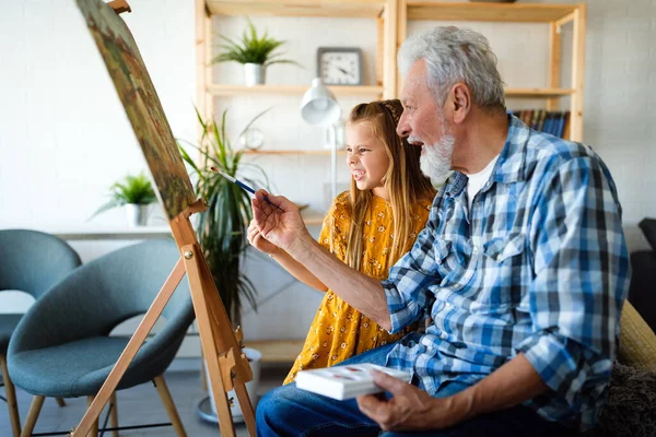 Großvater Verbringt Glückliche Zeit Mit Enkelin Älterer Mann Mit Kindermalerei — Stockfoto