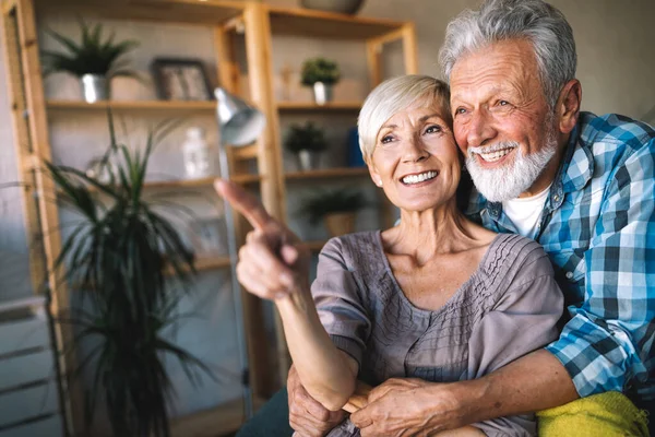 Feliz Sorrindo Casal Sênior Amor Abraçando Ligação Com Verdadeiras Emoções — Fotografia de Stock