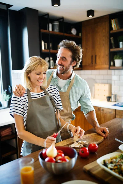 Gelukkig Paar Koken Gezond Eten Plezier Samen Hun Keuken Thuis — Stockfoto