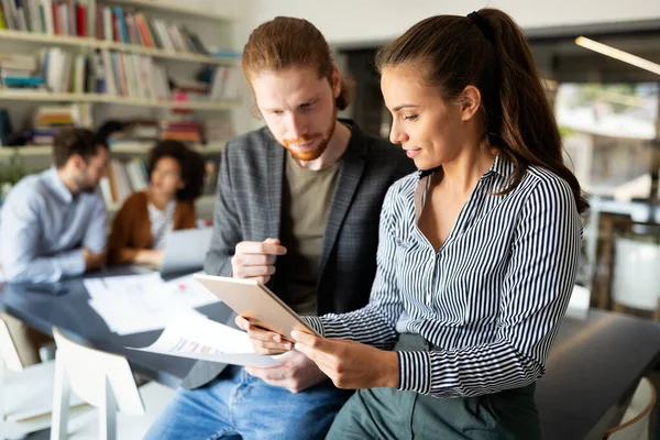 Vrolijke Collega Zakenmensen Functie Tijdens Bedrijfsbijeenkomst — Stockfoto