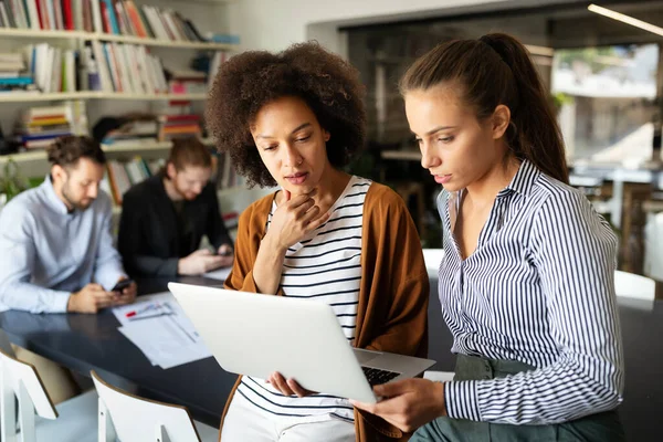 Jeunes Entrepreneurs Concepteurs Ils Travaillent Sur Nouveau Projet Concept Démarrage — Photo