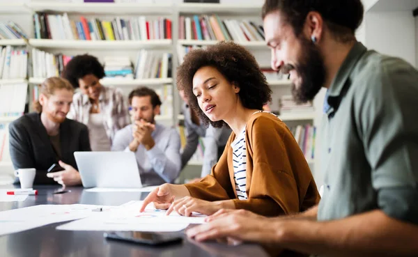 Ondernemers Bespreken Samen Vergaderzaal Vergadering Kantoor — Stockfoto