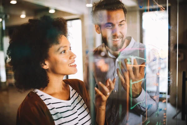 Zusammenarbeit Und Analyse Von Geschäftsleuten Die Modernen Büros Arbeiten — Stockfoto