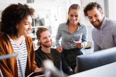 Ofisteki projede işbirliği yapan bir grup iş adamı.