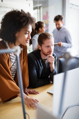 Ofisteki projede işbirliği yapan bir grup iş adamı.