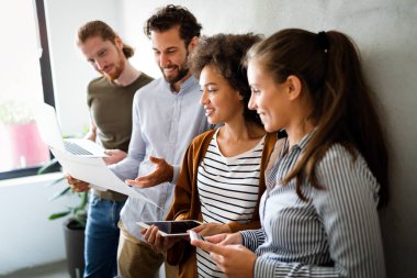 Genç iş adamları ve tasarımcılar. Yeni proje üzerinde çalışıyorlar. Başlangıç konsepti..
