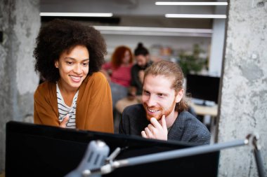 Genç iş adamları ve tasarımcılar. Yeni proje üzerinde çalışıyorlar. Başlangıç konsepti..