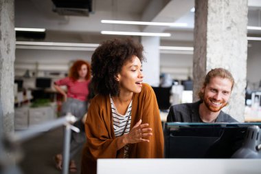 Bilgi teknolojisi şirketinde işbirliği yapan programcılar
