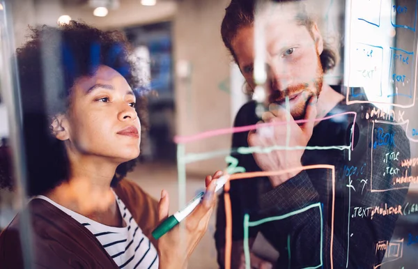 Programmierer Arbeiten Bei Unternehmen Zusammen — Stockfoto