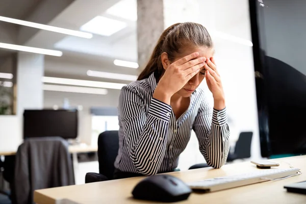 Excesso Trabalho Frustrado Jovem Empresária Frente Computador Escritório — Fotografia de Stock