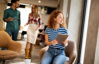 Yaratıcı beyin fırtınası. Mutlu genç iş adamları, tasarımcılar, mimarlar ofiste takım olarak çalışıyorlar.
