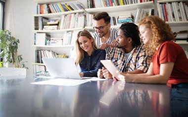 Girişimciler mimarlar iş adamları konferansı modern toplantı odasında